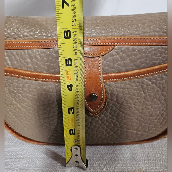 Vtg, Dooney & Bourke AWL Cavalry Trooper Crossbody Taupe W/British Tan Trim R71 - Picture 4 of 16
